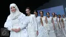 Sejumlah model membawakan busana rancangan Barli Asmara pada hari kedua Jakarta Fashion Week (JFW) 2016 di Senayan city, Jakarta, Minggu (25/10/2015). Barli juga lebih banyak bereksplorasi dengan material dan teknik rumit pada koleksi kali ini