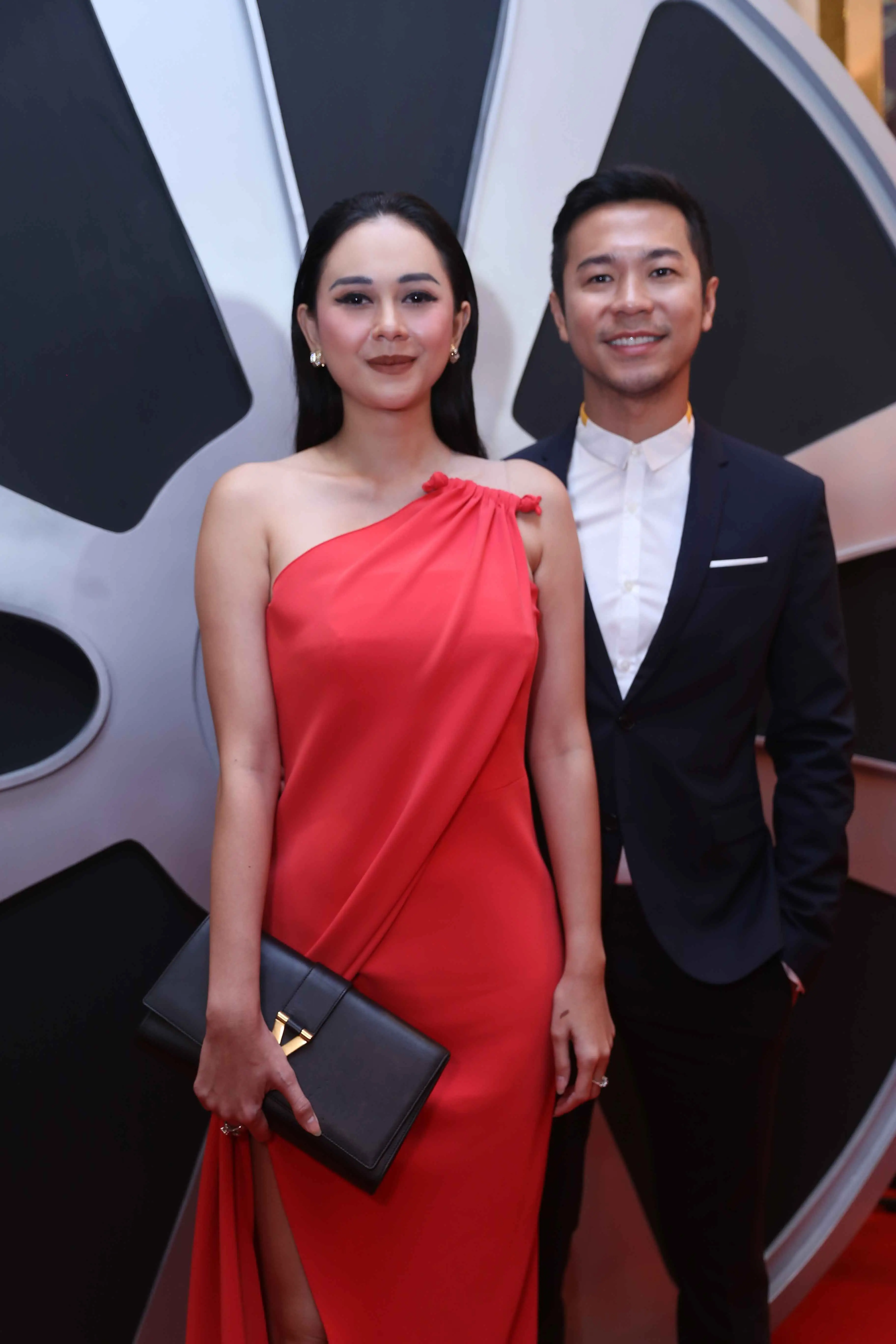 Aura Kasih ditemani Shandy Thema menghadiri Indonesia Movie Awards (Nurwahyunan/Bintang.com)