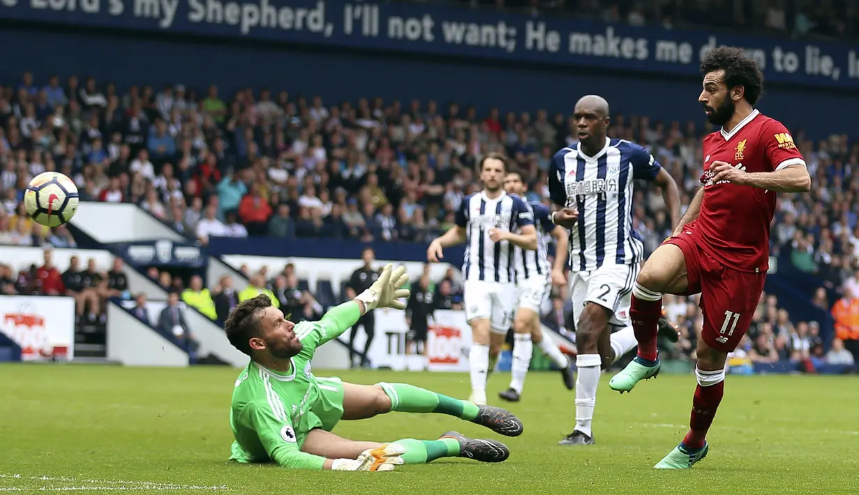 Aksi pemain Liverpool, Mohamed Salah saat membobol gawang West Bromwich pada lanjutan Premier League di The Hawthorns, West Bromwich, (21/4/2018).  West Bromwich imbangi Liverpool 2-2. (Nigel French/PA via AP)