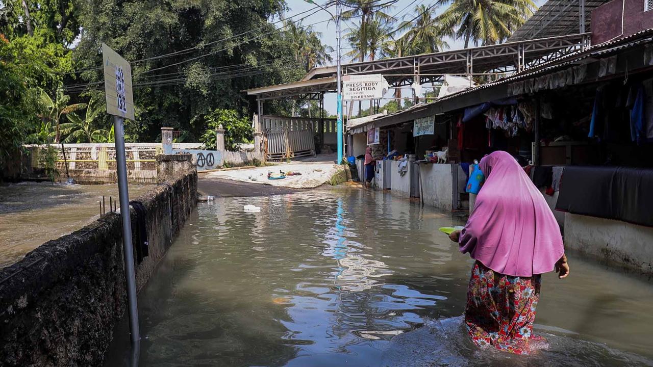 FOTO: Banjir Berangsur Surut, Genangan Masih Rendam Puluhan RT di Jakarta