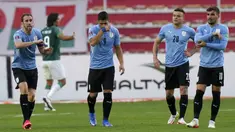 Pemain Uruguay Diego Godin (kiri) mendebat wasit dekat rekan setimnya Luis Suarez (tengah), Jonathan Rodriguez (kedua kanan) dan Mauro Arambarri saat melawan Bolivia pada pertandingan kualifikasi Piala Dunia 2022 di Stadion Hernando Siles, La Paz, Bolivia, 16 November 2021. (AP Photo/Juan Karita)