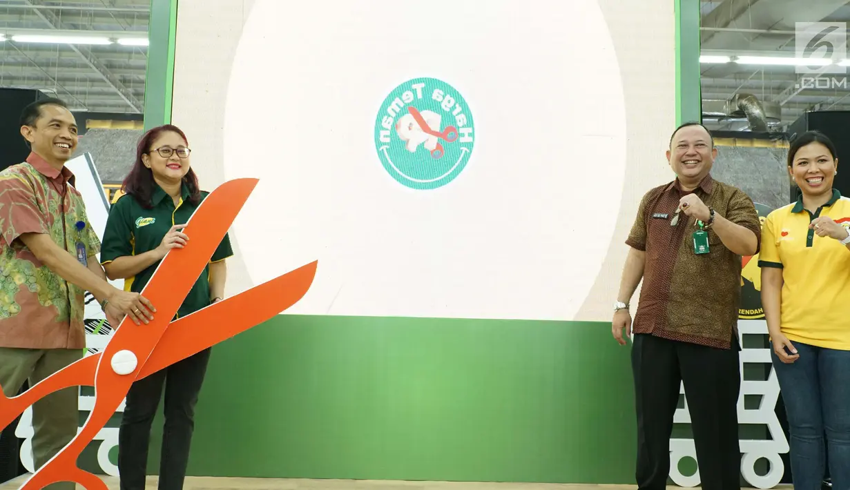 Territory Head Giant Christianus SW, Management Representative Giant Adinda Proehoeman dan Irene Putri Sitanggang, Kepala Seksi Dinas Perindustrian dan Perdagangan Jatim Agus Budi Prasetyo saat peluncuran program Harga Teman di Gerai Giant Extra Waru Sidoarjo, (25/7/2019). (Liputan6.com/HO/Eko)