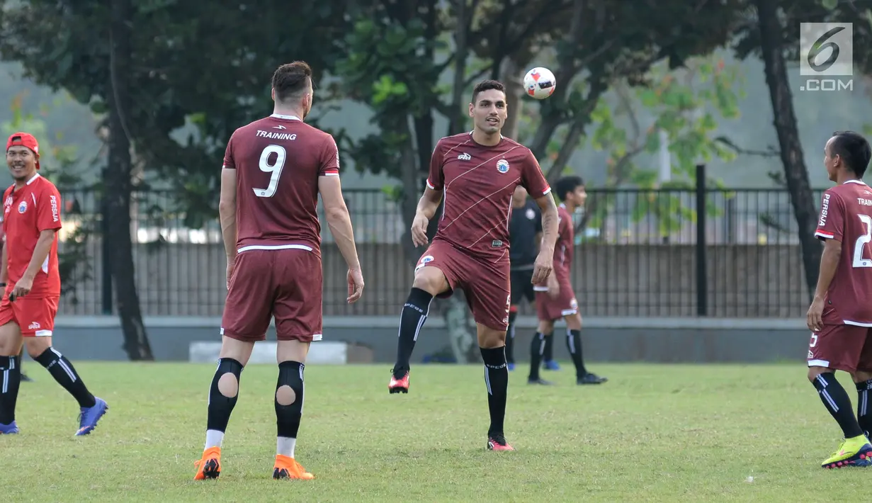 Pemain Persija, Jaimerson Da Silva Xavier (tengah) saat latihanjelang laga kedua Semifinal Zona Asia Tenggara Piala AFC 2018 di Lapangan A Kompleks GBK, Jakarta, Senin (14/5). Persija akan menjamu Home United, (15/5). (Liputan6.com/Helmi Fithriansyah)