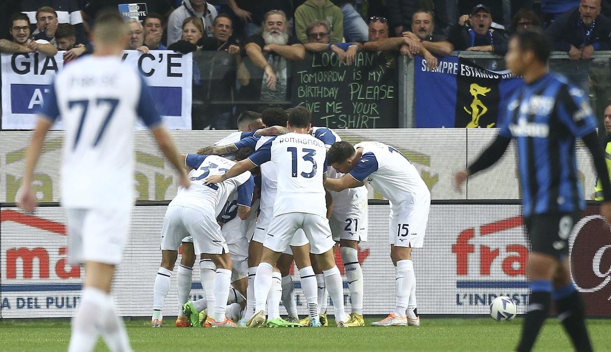 Perbedaan hasil ini membuat mereka terpaut dua poin. Lazio berada di posisi ketiga dengan raihan 24 poin sementara AS Roma menempati urutan kelima dengan raihan 22 poin di klasemen sementara Liga Italia. (AP/LaPresse/Spada)