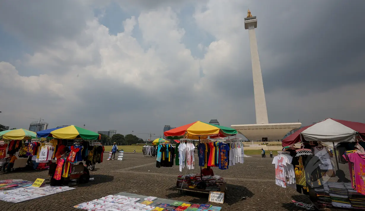 Suasana kawasan Monas saat libur Kenaikan Isa Almasih, Jakarta, Rabu (14/5/2015). Tampak sejumlah pedagang kaki lima menjajakan barang dagangannya di kawasan Monas. (Liputan6.com/Faizal Fanani)