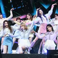 Koreografi IZONE di lagu Violeta (Foto: Soompi)