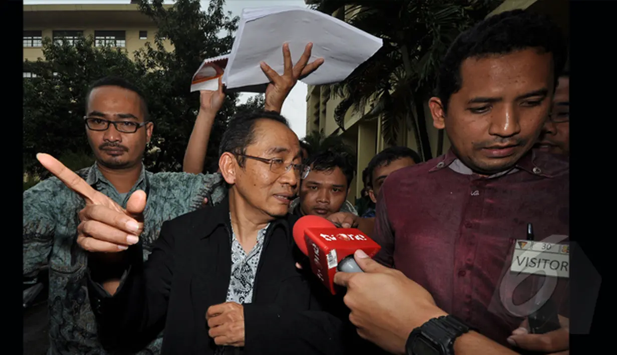 Wakil Ketua KPK Adnan Pandu Praja menjawab pertanyaan wartawan usai mendatangi Mabes Polri di Jl Trunojoyo, Jakarta, Jumat (23/1/2015). Pandu meminta Wakapolri untuk membebaskan Bambang (Liputan6.com/Miftahul Hayat)