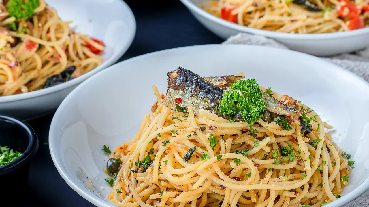 Ilustrasi spaghetti aglio olio tuna