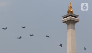 Pesawat Tempur F16 TNI AU terbang melintas di kawasan Monas, Jakarta, Selasa (17/8/2021). Aksi delapan pesawat tempur TNI AU itu untuk memperingati HUT Kemerdekaan ke-76 RI. (Liputan6.com/Herman Zakharia)