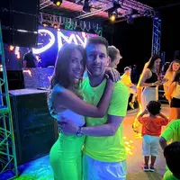 Lionel Messi dan Antonela Roccuzzo tampil mencolok dengan outfit hijau neon yang serasi [@leomessi]