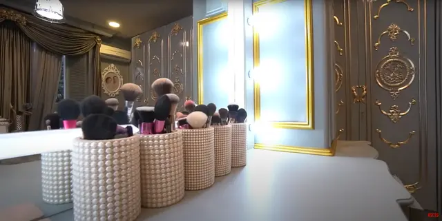 7 Potret kamar tidur mewah Tasya Farasya yang pancarkan nuansa glamor dan berkelas, penuh detail emas