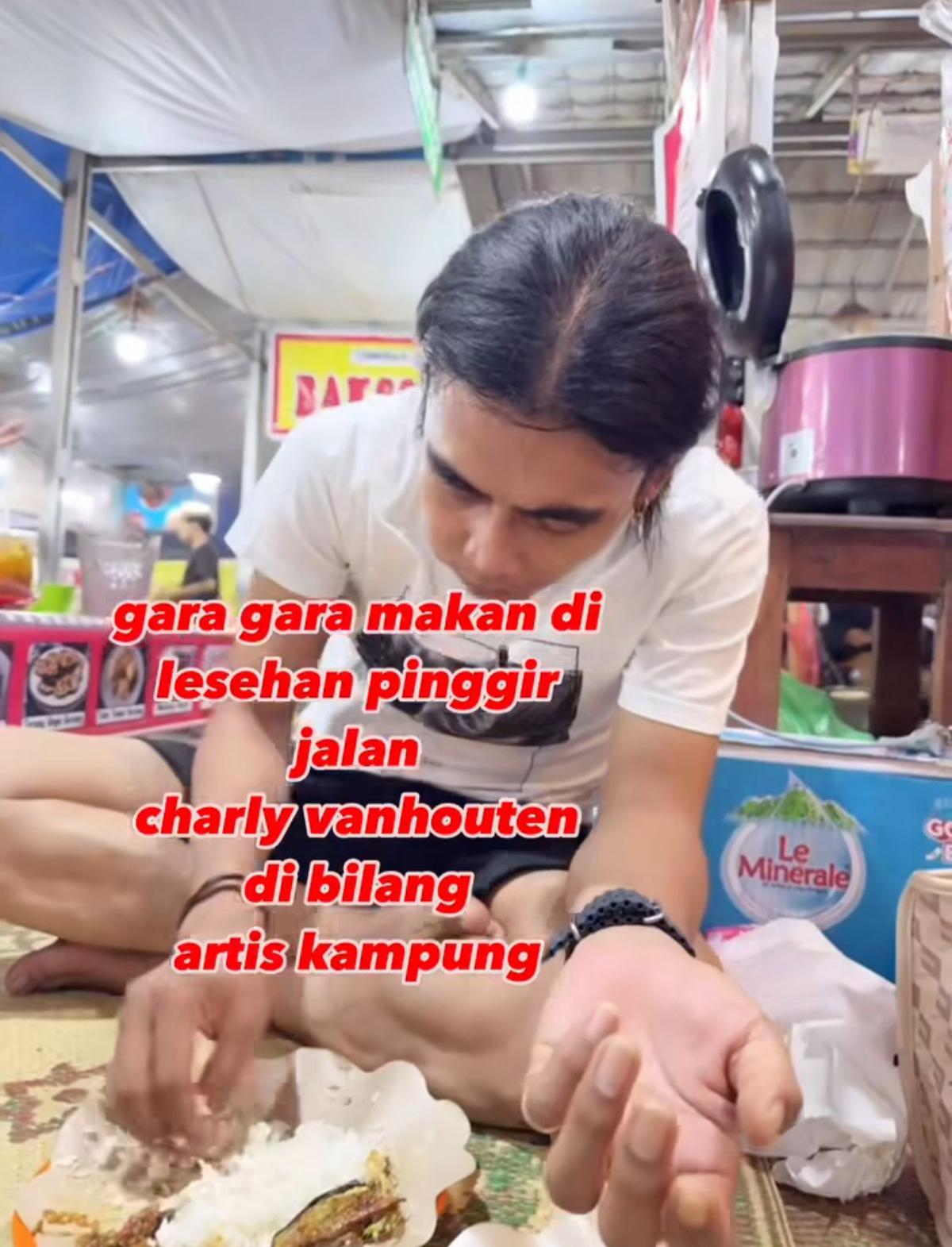Charly Van Houten Makan di Kaki Lima, Netizen Heboh Sebut 'Artis Kampung', Apa Alasannya?