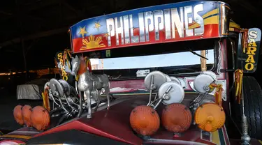 Dalam foto yang diambil pada 3 April 2024 ini, sebuah jeepney penumpang model lama yang diproduksi sejak tahun 1950-an oleh Sarao Motors, dipajang di bengkel di Las Pinas City, pinggiran kota Manila. (Ted ALJIBE / AFP)