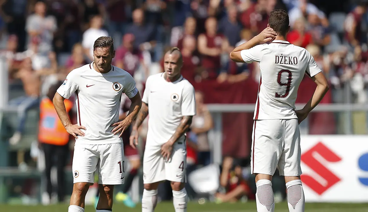 Ekspresi Francesco Totti (kiri) dan rekan-rekannya saat kemasukan gol pada laga melawan Torino dalam lanjutan Serie A Italia di Stadion "Grande Torino" (Olimpico), Turin (25/9/2016). (AFP/Marco Bertorello)