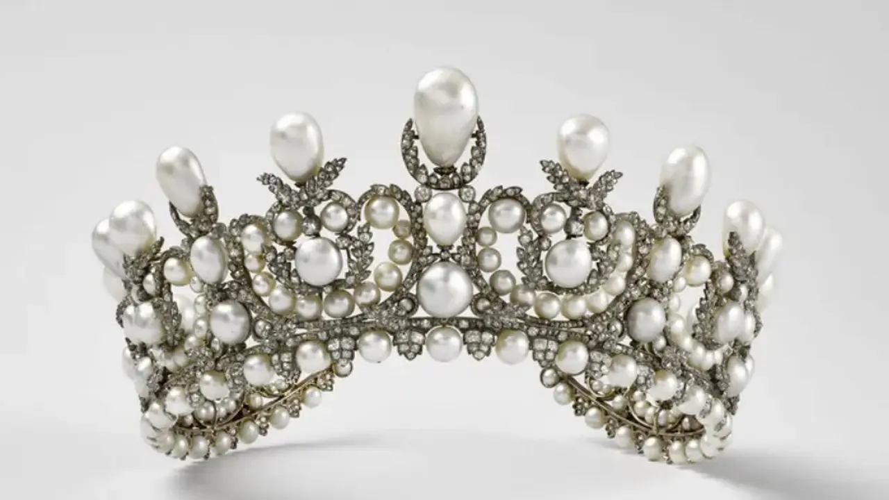 Salah satu tiara yang dicuri dari Museum Louvre. Dok. GRANDPALAISRMN / MUSÉE DU LOUVRE / DÉPARTEMENT DES OBJETS D'ART