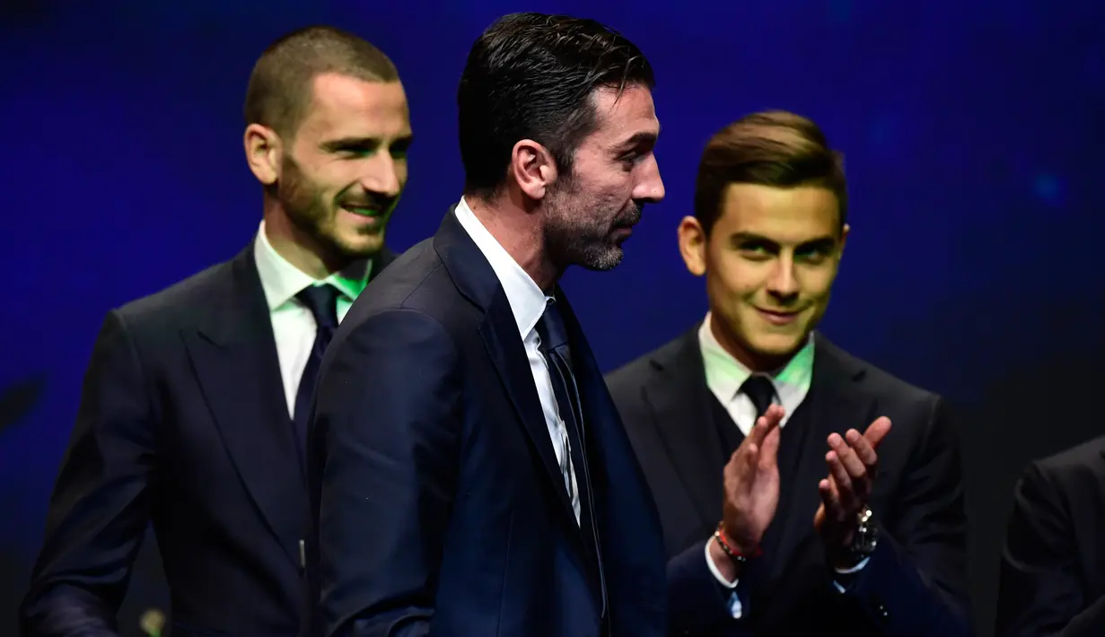 Kiper Juventus, Gianluigi Buffon saat menerima penghargaan Pemain Terbaik Liga Italia pada Gran Gala del Calcio di Milan, Senin (27/11). Grand Gala Del Calcio merupakan acara tahunan yang diselenggarakan Asosiasi Pesepakbola Italia. (MIGUEL MEDINA/AFP)