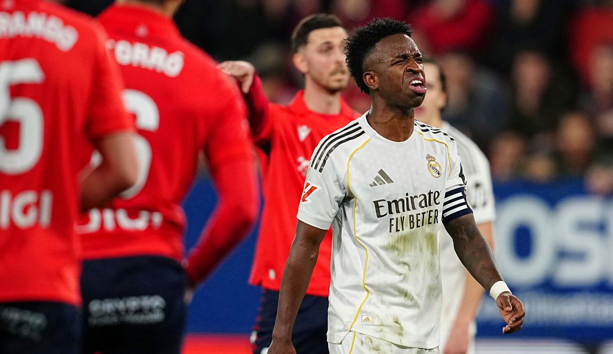Ekspresi kesal pemain Real Madrid, Vinicius Jr dalam laga lanjutan Liga Spanyol saat melawan Osasuna di El Sadar Stadium, Pamplona, Spanyol, Sabtu (21/02/2026) waktu setempat. (AP Photo/Miguel Oses)