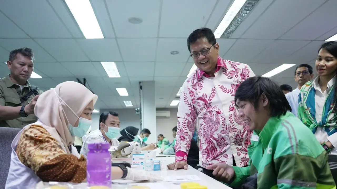 Wakil Menteri Transmigrasi (Wamentrans) Viva Yoga Mauladi saat meninjau pelaksanaan program Cek Kesehatan Gratis (CKG) di Grab Excellence Center, Jakarta Selatan, Rabu (11/2/2026).