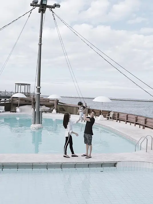 "Semoga istiqomah ya kk," tulis innchamal96. "Semoga bisa berhijab dan istiqomah kakak," tulis yyolaa_. "Cantik banget ka pake hijab," tulis bayu_widyananda. Dan masih banyak lagi yang memuji tambah cantik dan doa istiqomah. (Instagram/melodyprima)