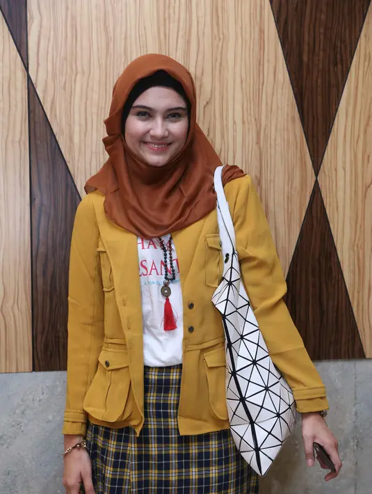 Istri Prabu Revolusi ini malah mengajarkan anaknya nilai-nilai agama melalui gadget. (Nurwahyunan/Bintang.com)