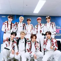 NCT tampil kompak dengan busana putih (dok.Instagram/@nct127/https://www.instagram.com/p/CZO8Dlbhvuf/Komarudin)