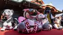 Berbagai versi robot anjing "aibo" dalam pakaian tradisional dipajang saat upacara untuk menandai Festival Shichi-Go-San di Kuil Kanda Myojin, Tokyo, Jepang, Jumat (11/11/2022). Lebih dari 60 pemilik "aibo" menghadiri acara tradisional yang diadakan setiap tahun dengan mendoakan kesehatan yang baik di masa depan untuk anak perempuan berusia tiga dan tujuh tahun dan anak laki-laki berusia lima tahun. (Richard A. Brooks / AFP)
