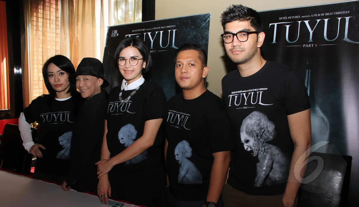 Para pemain film ‘Tuyul’ berpose bersama saat acara press screening film Tuyul di Cinema XXI Setiabudi Building, Jakarta Selatan, Rabu (8/4/2015). Film ini akan menjadi trilogi dengan disutradarai oleh Billy Christian (Liputan6.com/Helmi Afandi)