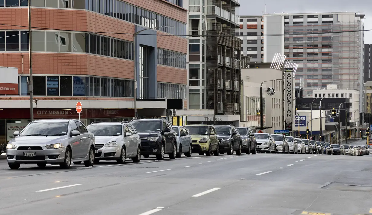Orang-orang antre untuk mengunjungi stasiun pengujian Covid-19 selama lockdown nasional di Wellington, Rabu (18/8/2021). PM Selandia Baru Jacinda Ardern pada Selasa (17/8), menempatkan negaranya di bawah lockdown nasional setelah satu kasus baru COVID-19 muncul di Auckland. (Marty MELVILLE/AFP)