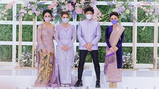 6 Potret Yuni Shara di Acara Lamaran Aurel Hermansyah dan Atta Halilintar