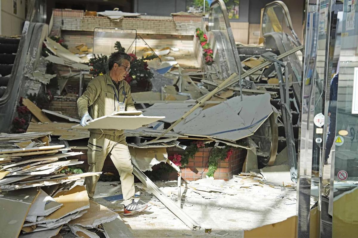 FOTO: Jalan di Aomori Ambles Usai Gempa 7,5 SR Guncang Jepang Utara