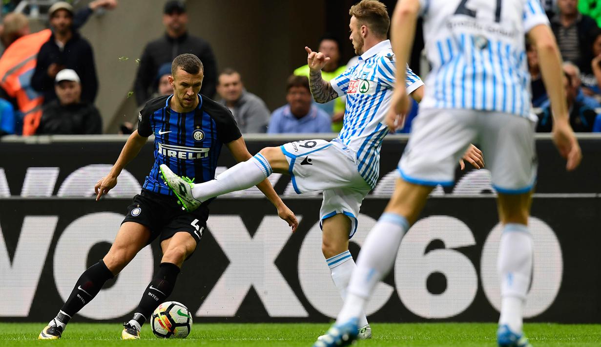 Gelandang Inter Milan, Ivan Perisic, berusaha melewati pemain SPAL pada laga Serie A di Stadion Giuseppe Meazza, Minggu (10/9/2017). Inter Milan menang 2-0 atas SPAL. (AFP/Miguel Medina)