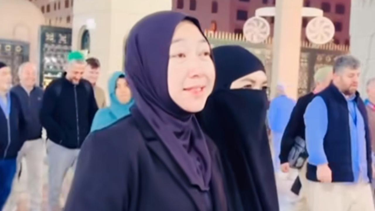 Calon Mama Mertua Jenguk Ayu Ting Ting