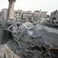 Warga Palestina memeriksa kerusakan di sekitar masjid yang diratakan oleh serangan udara Israel di Kota Gaza pada 9 Oktober 2023. (Mahmud HAMS/AFP)