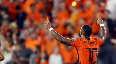 Penyerang timnas Belanda, Memphis Depay berselebrasi setelah mencetak gol pembuka timnya ke gawang Montenegro pada laga lanjutan kualifikasi Piala Dunia 2022 di Stadion Phillips, Minggu (5/8/2021) dini hari WIB. Belanda menggilas Montenegro empat gol tanpa balas. (MAURICE VAN STEEN/ANP/AFP)