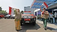Ketua Satgas Penanganan COVID-19 Letjen TNI Ganip Warsito melepas keberangkatan Mobil Makser BNPB beserta para rombongan. (Dok BNPB)