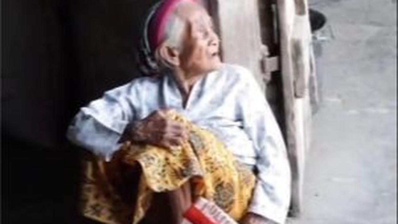 Nenek ini tengah duduk menunggu pabrik penggilingan beroperasi. <br>