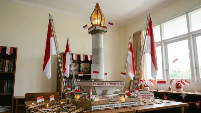 Mini Monumen Kemerdekaan dari Kardus dan Gulungan Tisu Bekas