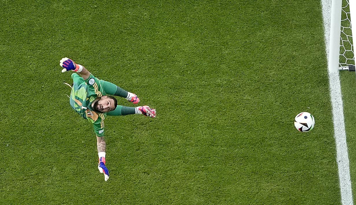 Kiper Italia, Gianluigi Donnarumma, gagal menghalau tendangan pemain Swiss, Ruben Vargas, pada babak 16 besar Euro 2024 di Olympiastadion Berlin, Sabtu (29/6/2024). (AP Photo/Markus Schreiber)