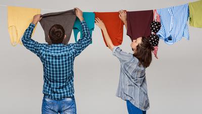 8 Cara Menjemur Baju di Teras agar Tidak Mudah Jatuh saat Angin Kencang