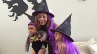 Momen Halloween datang, Indah Kalalo pun dandani kedua anaknya dengan kostum lucu.