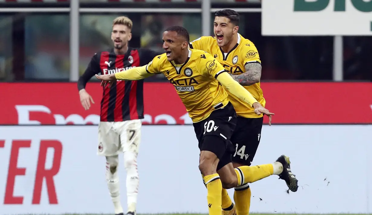 Bek Udinese, Rodrigo Becão (50) melakukan selebrasi usai mencetak gol ke gawang AC Milan pada pertandingan Liga Serie A Italia di stadion San Siro, di Milan, Italia, Kamis (4/3/ 2021). Dengan hasil ini, AC Milan tetap berada di posisi kedua dengan 53 poin dari 25 laga. (AP Photo/Antonio Calanni)