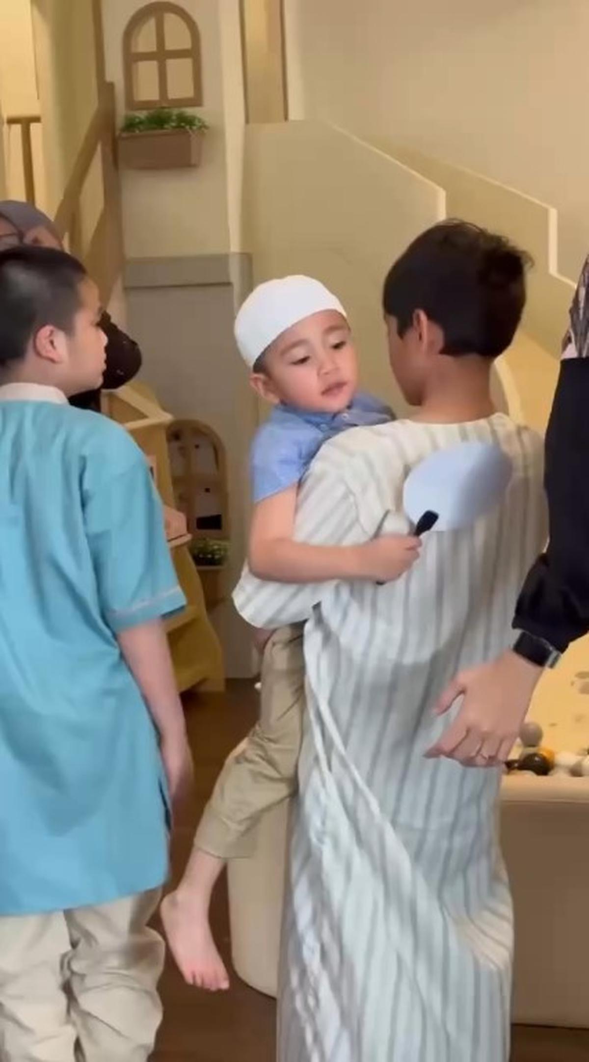 Gemes Banget, Ini Momen Rafathar Ikut Pesantren Kilat Sambil Momong Rayyanza dan Lily
