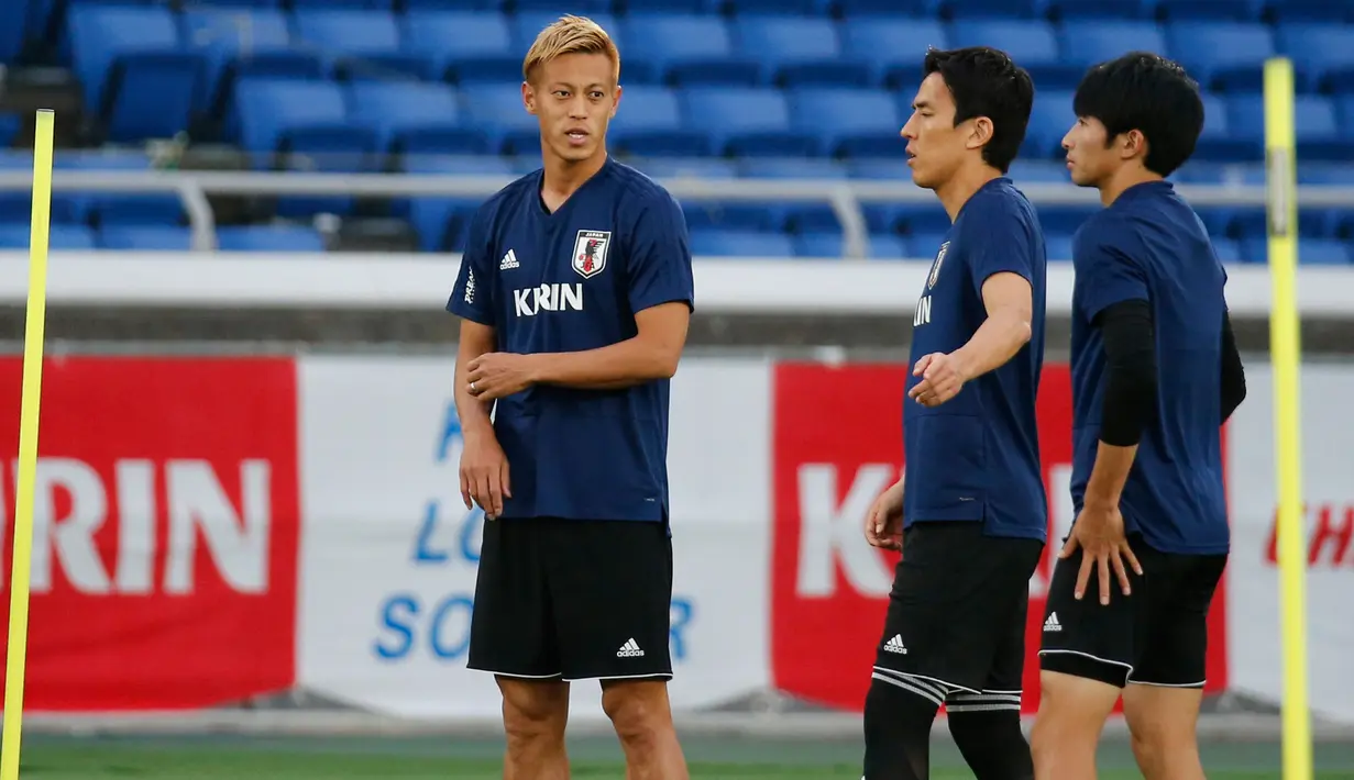Gelandang Jepang, Keisuke Honda (kiri) bersama rekan-rekannya mengikuti sesi latihan di Yokohama, Jepang,  (29/5). Jepang akan menghadapi Ghana pada pertandingan persahabatana jelang bertanding di Piala Dunia 2018.  (AP Photo / Shuji Kajiyama)