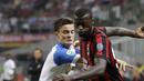 Striker AC Milan, M'Baye Niang, berusaha melewati pemain CSU Craiova, Gustavo Vagenin, pada laga kualifikasi Liga Europa di Stadion San Siro, Milan, Jumat (4/8/2017). AC Milan menang 2-0 atas CSU Craiova. (AP/Antonio Calanni)