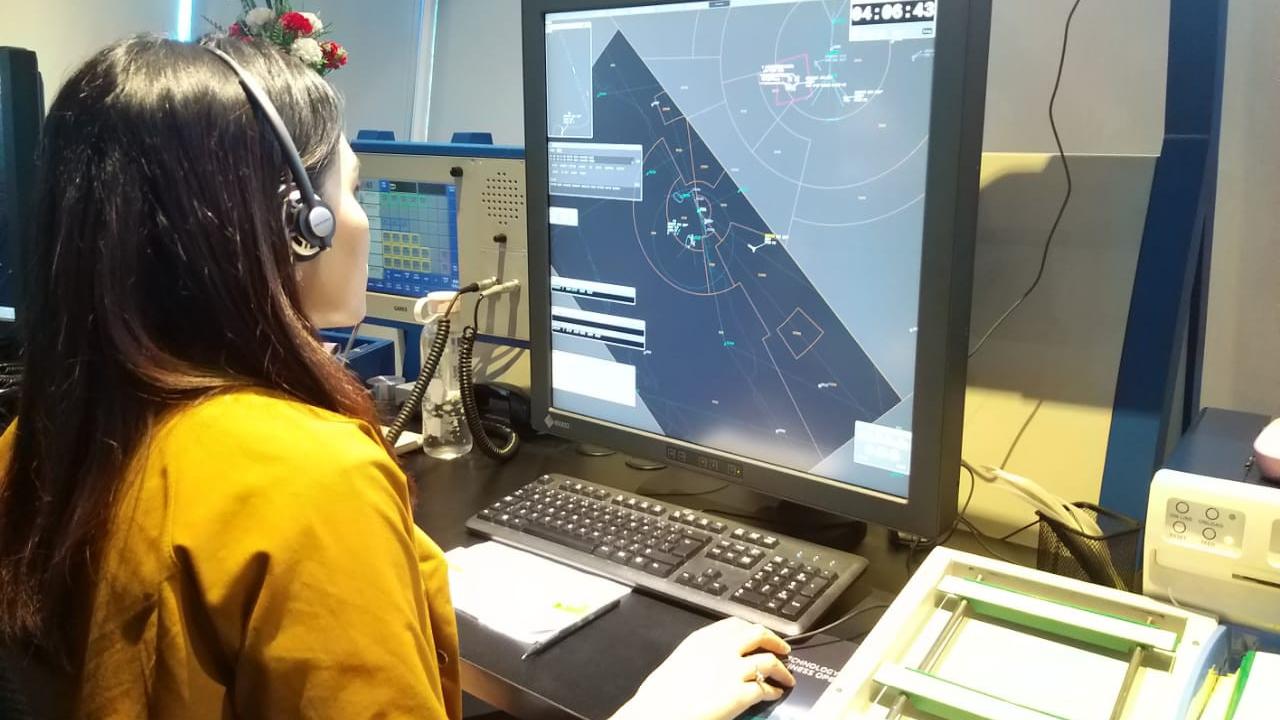 Petugas ATC AirNav Indonesia memantau penerbangan melalui radar