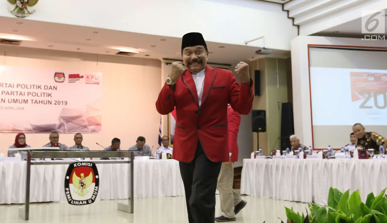 Ekspresi Ketua Umum PKPI, Hendropriyono saat menghadiri penyerahan nomor urut peserta Pemilu 2019 dalam rapat pleno terbuka di kantor KPU Pusat, Jumat (13/4). KPU telah menetapkan PKPI sebagai peserta Pemilu 2019. (Liputan6.com/Angga Yuniar)