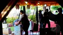 Para Kru sedang menata karpet merah untuk perhelatan SCTV Music Awards 2015, Jakarta, Rabu (6/5/2015). Sejumlah musisi dan aktris tanah air dipastikan akan memeriahkan acara tersebut.  ( Liputan6.com/Faisal R Syam)