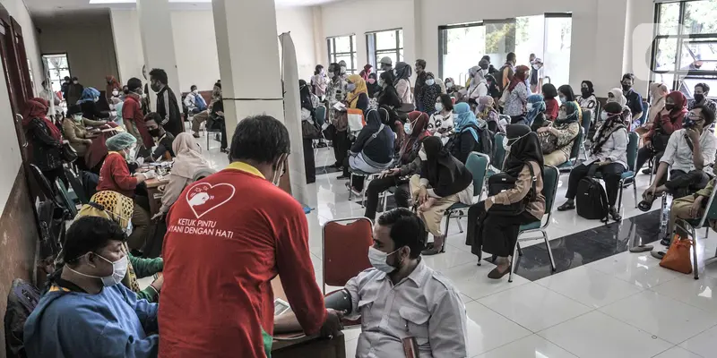 Antusiasme Tenaga Pendidik di Jakarta Terima Vaksinasi COVID-19