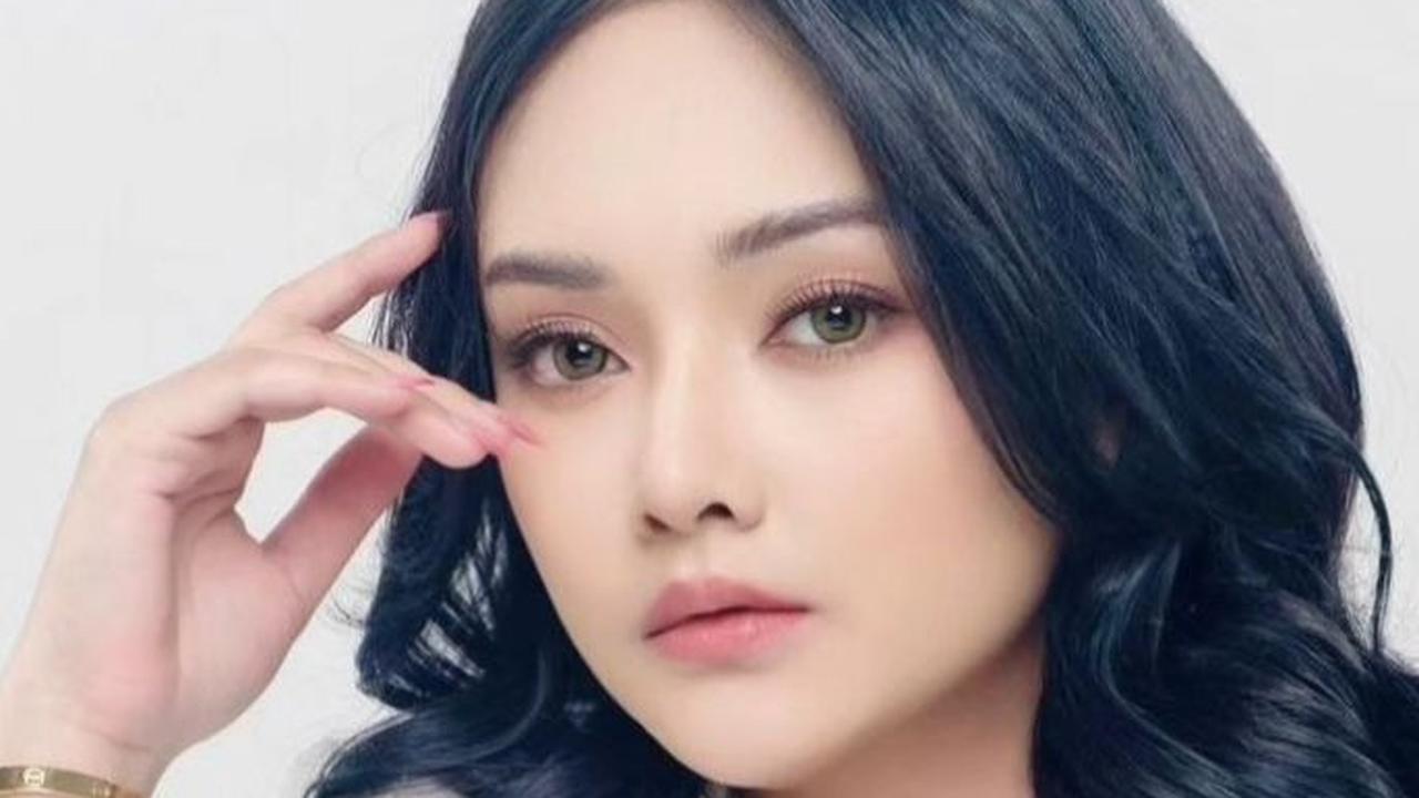 Suci juga pernah menjadi presenter program televisi. Selain itu ia juga menjadi model video klip Rurin Nirmala.