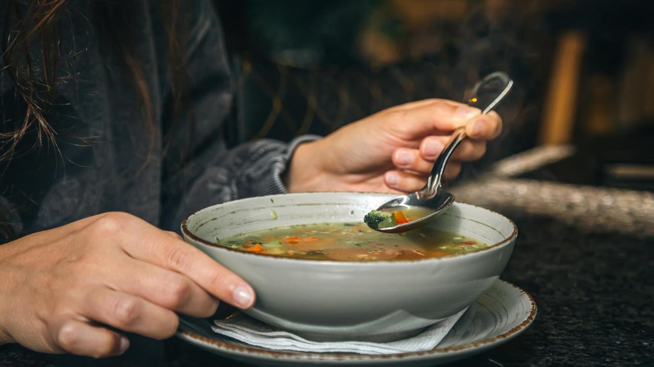 Ilustrasi Makan Sup